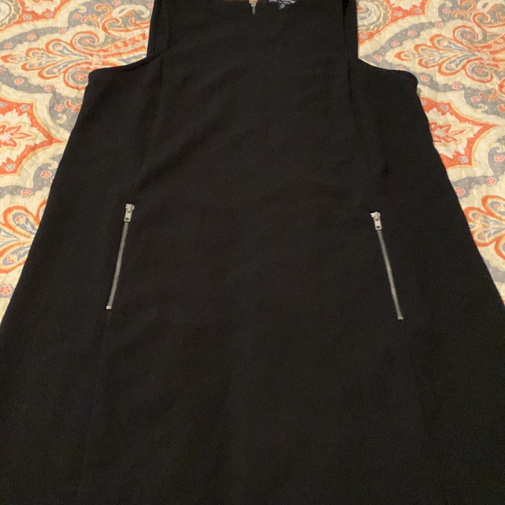 Black Sleeveless Shift Dress - Picture 3 of 6